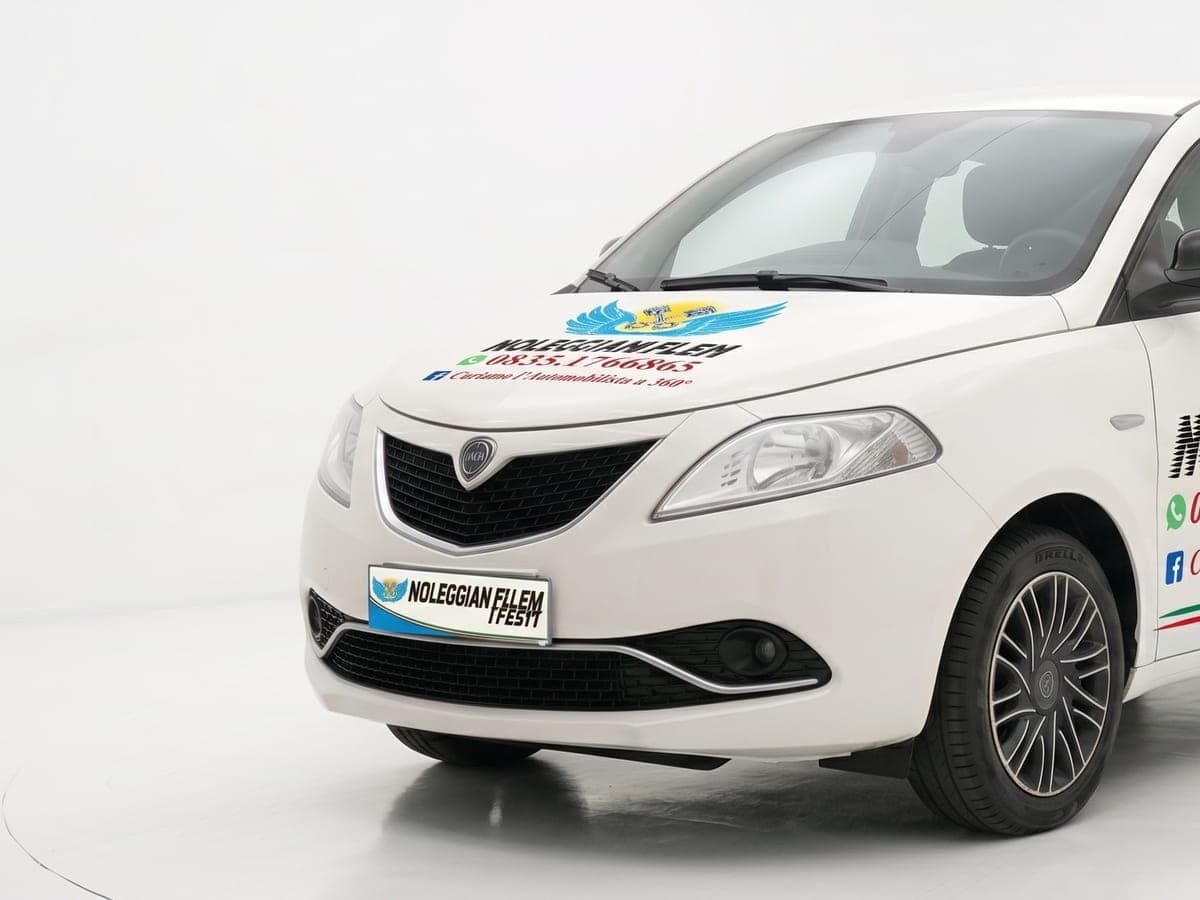 Lancia Ypsilon bianca